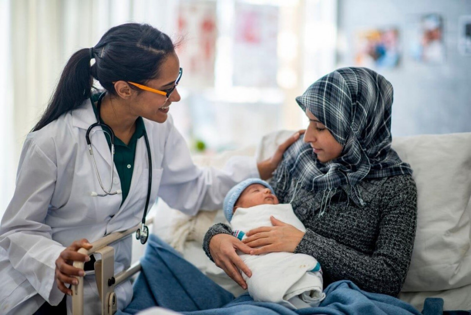 MIDWIFERY VS NURSING: WHICH CAREER IS RIGHT FOR ME? 